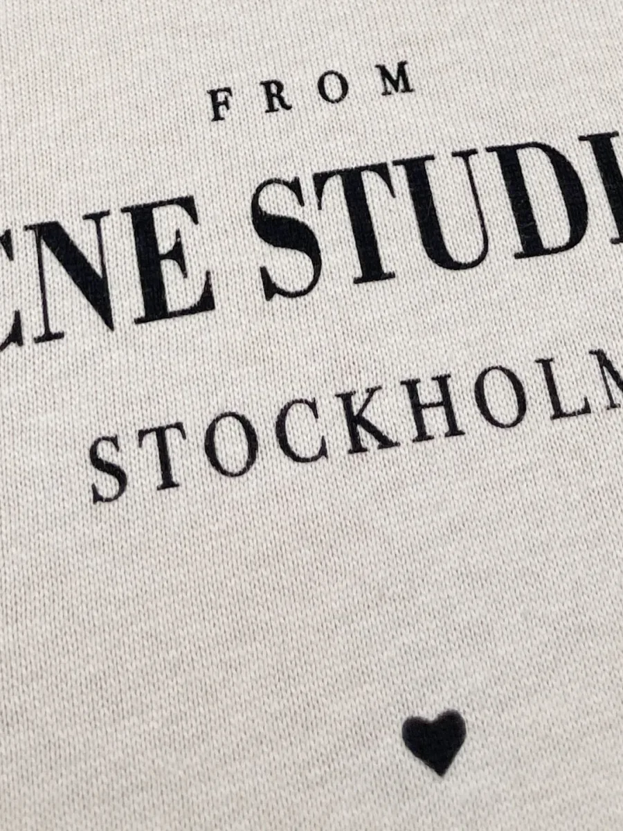 Крупный план шрифтового принта Acne Studios Stockholm