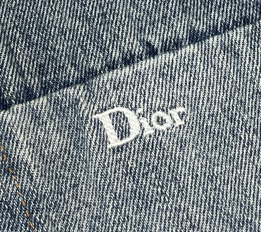 Контрастная вышивка логотипа Christian Dior на нагрудной части