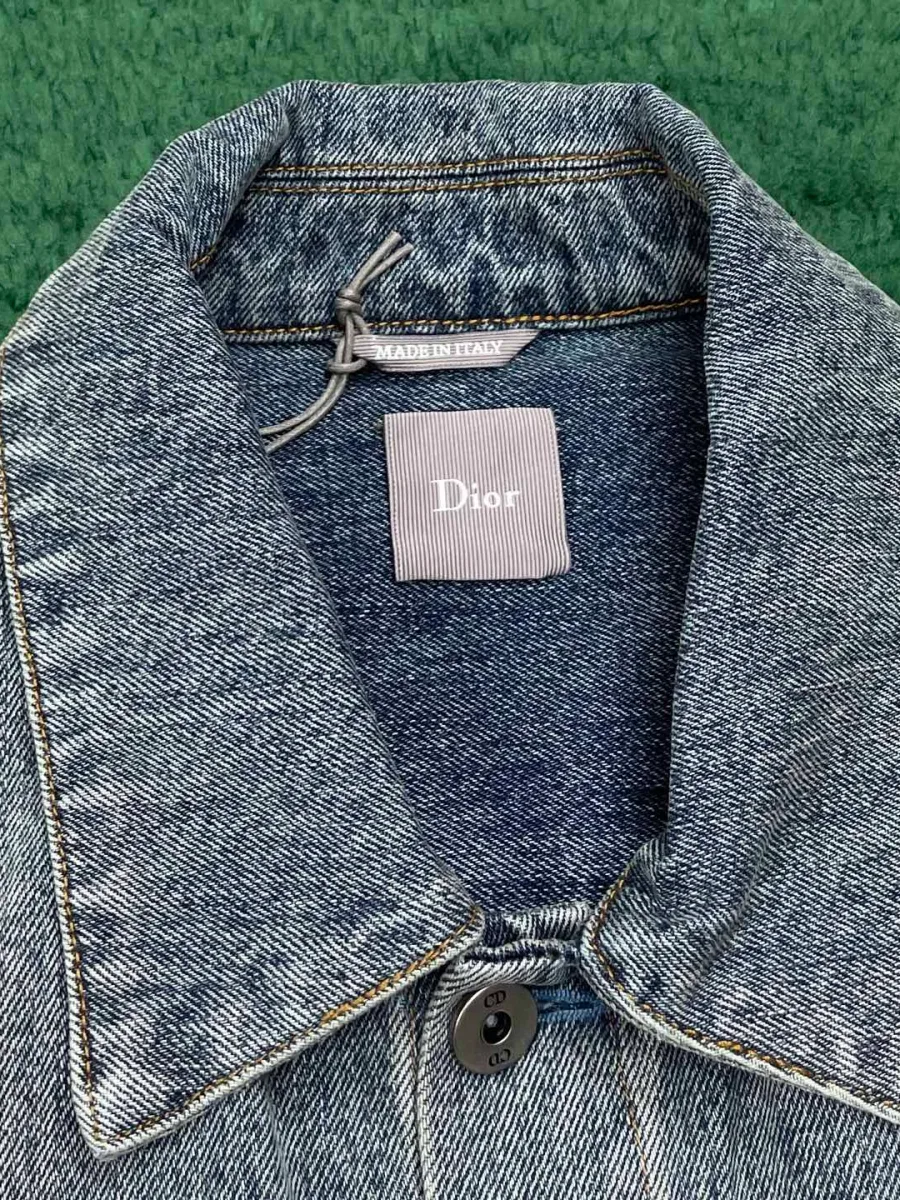 Отложной воротник и текстильная бирка с логотипом Dior на горловине