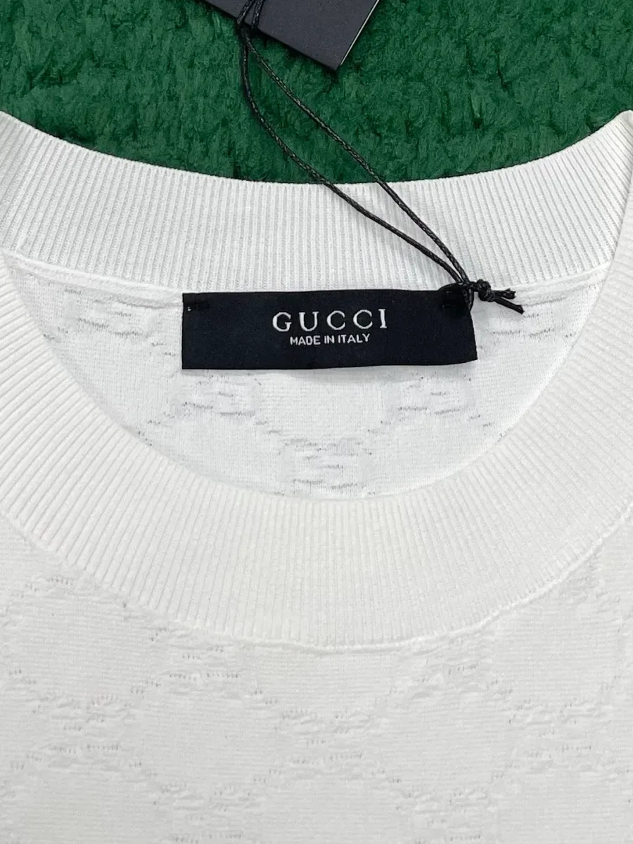 Круглый вырез горловины и фирменный ярлык Gucci