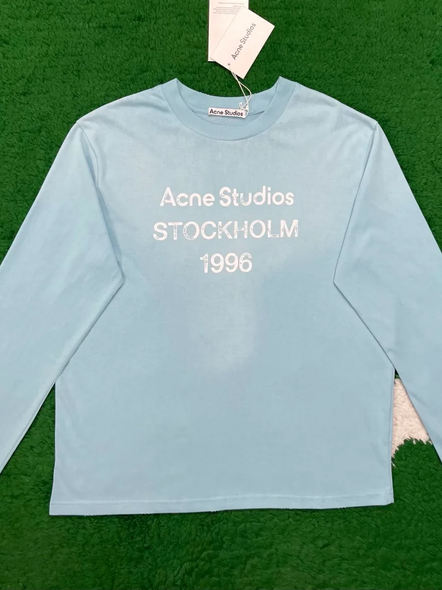 Светло-голубой лонгслив с белым принтом Stockholm 1996, вид спереди