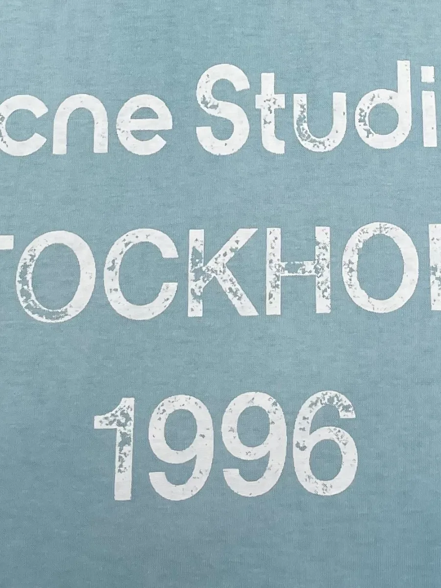 Контрастный белый принт Acne Studios Stockholm 1996 крупным планом