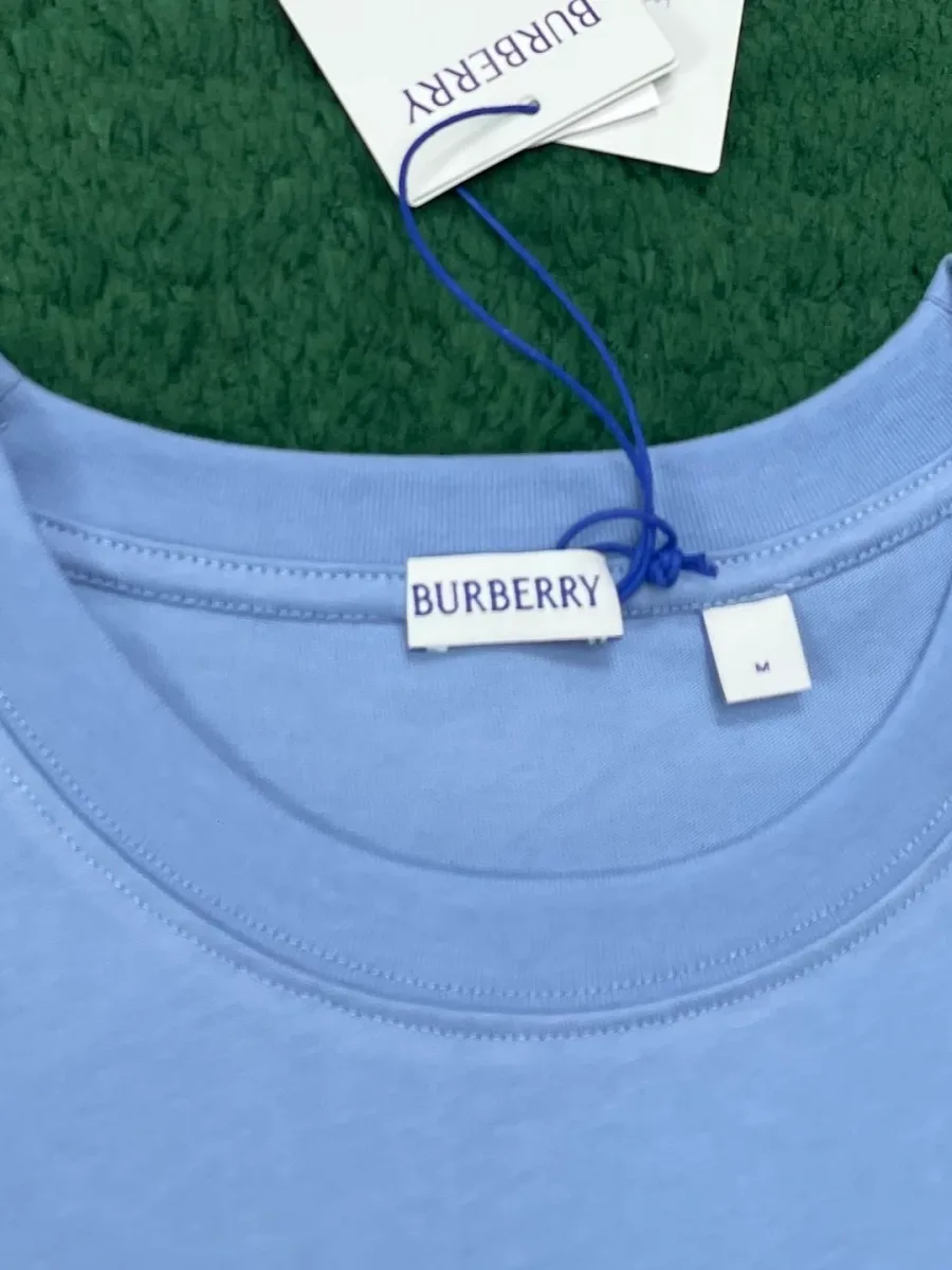 Внутренняя бирка Burberry на горловине футболки