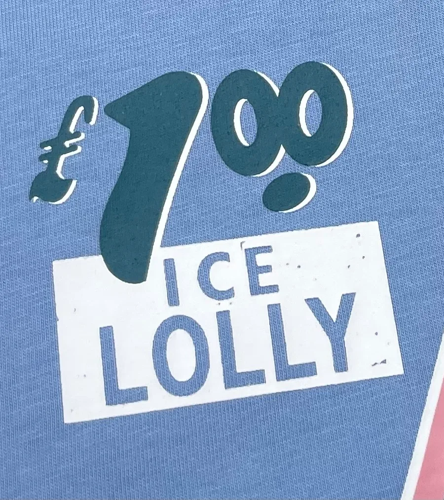 Крупный план надписи £1.00 ICE LOLLY на голубой ткани