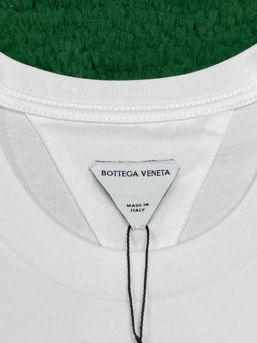 Круглый ворот и бирка Bottega Veneta крупным планом