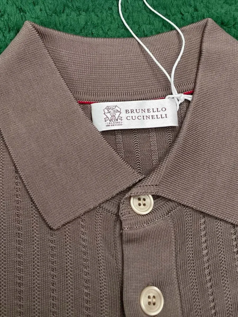 Внутренняя бирка Brunello Cucinelli на отложном воротнике