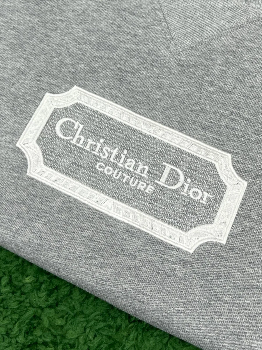 Крупный план вышитого логотипа Christian Dior Couture в рамке
