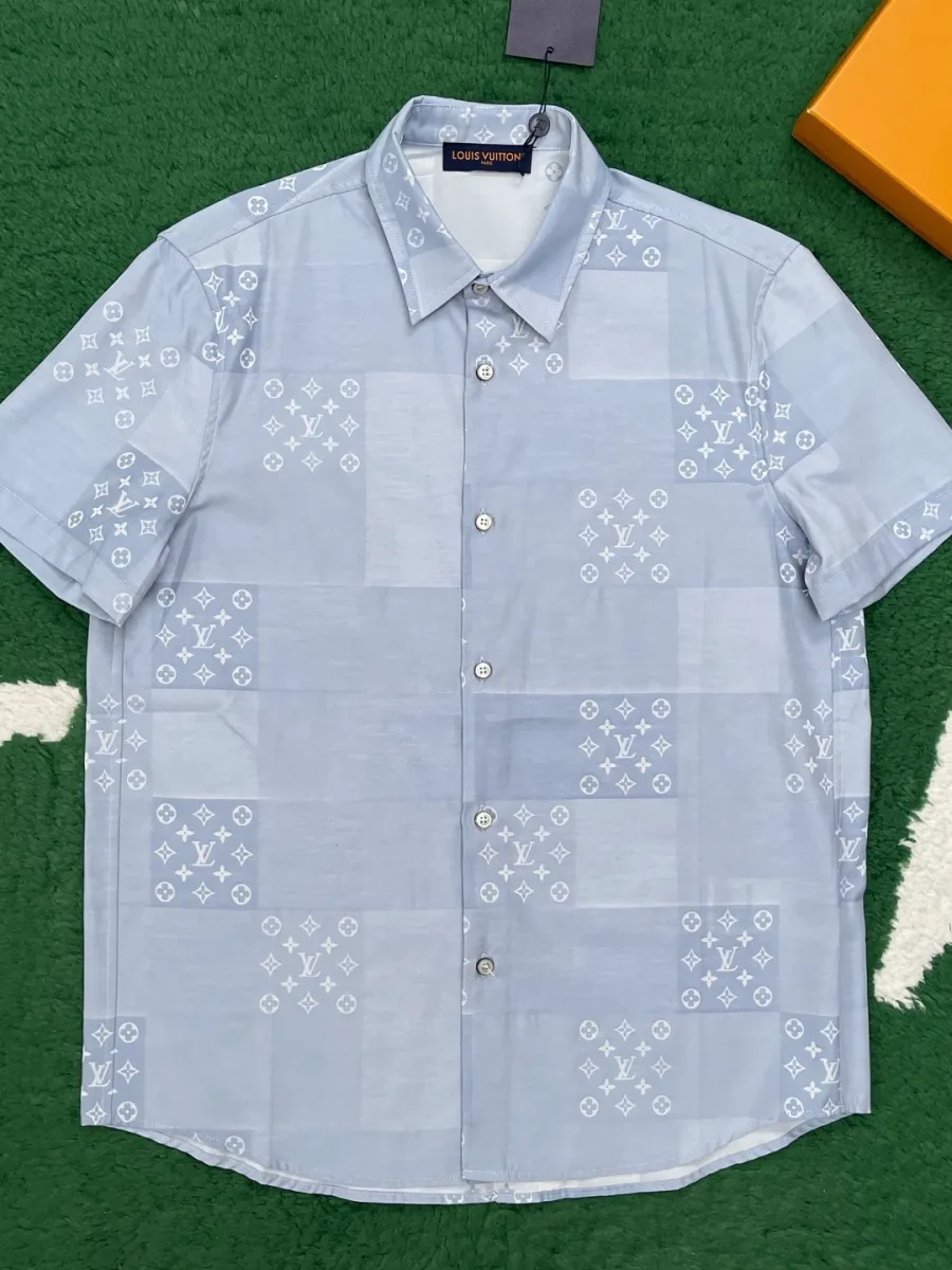 Голубая рубашка с коротким рукавом и узором Monogram, вид спереди