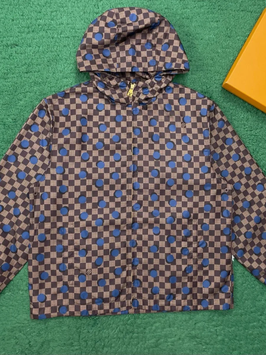 Коричневая ветровка с капюшоном в клетку Damier, вид спереди
