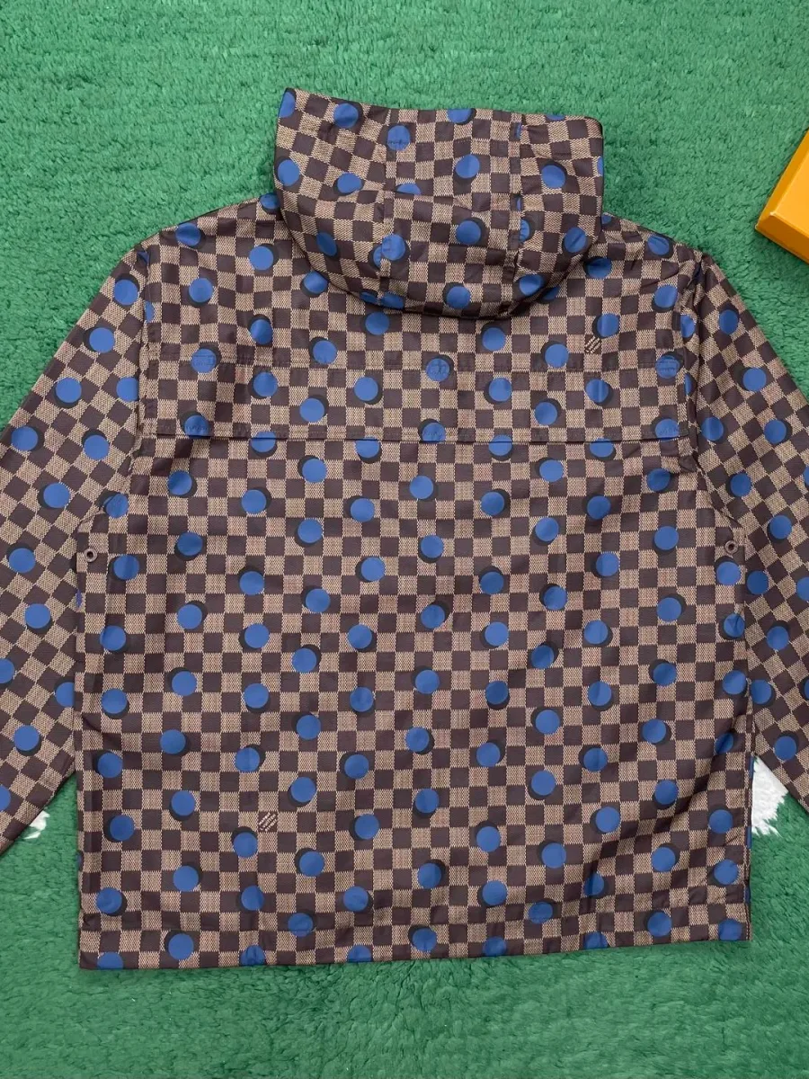 Ветровка в клетку Damier с синими кругами, вид со спины