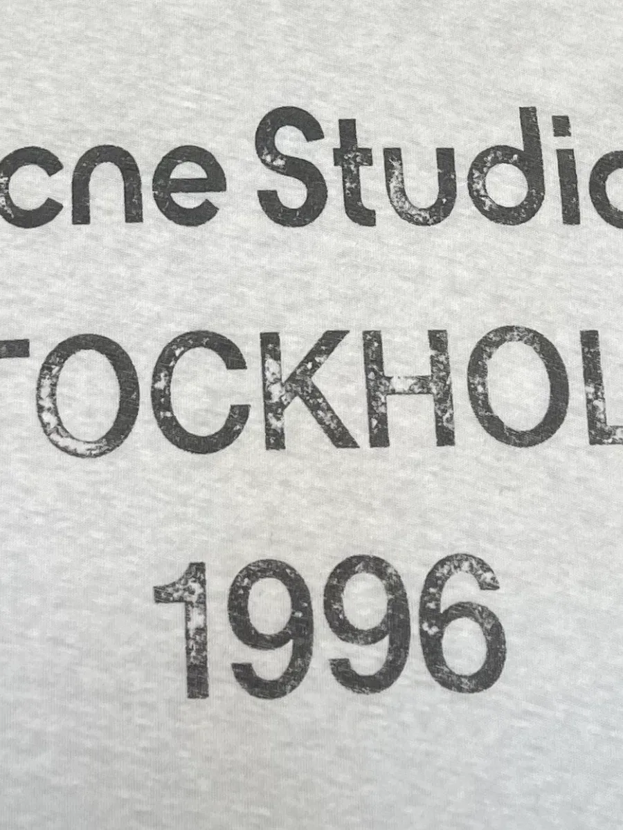 Крупный план винтажного принта Stockholm 1996 на ткани