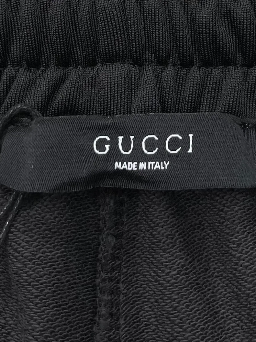 Внутренняя бирка Gucci с фирменной маркировкой на поясе
