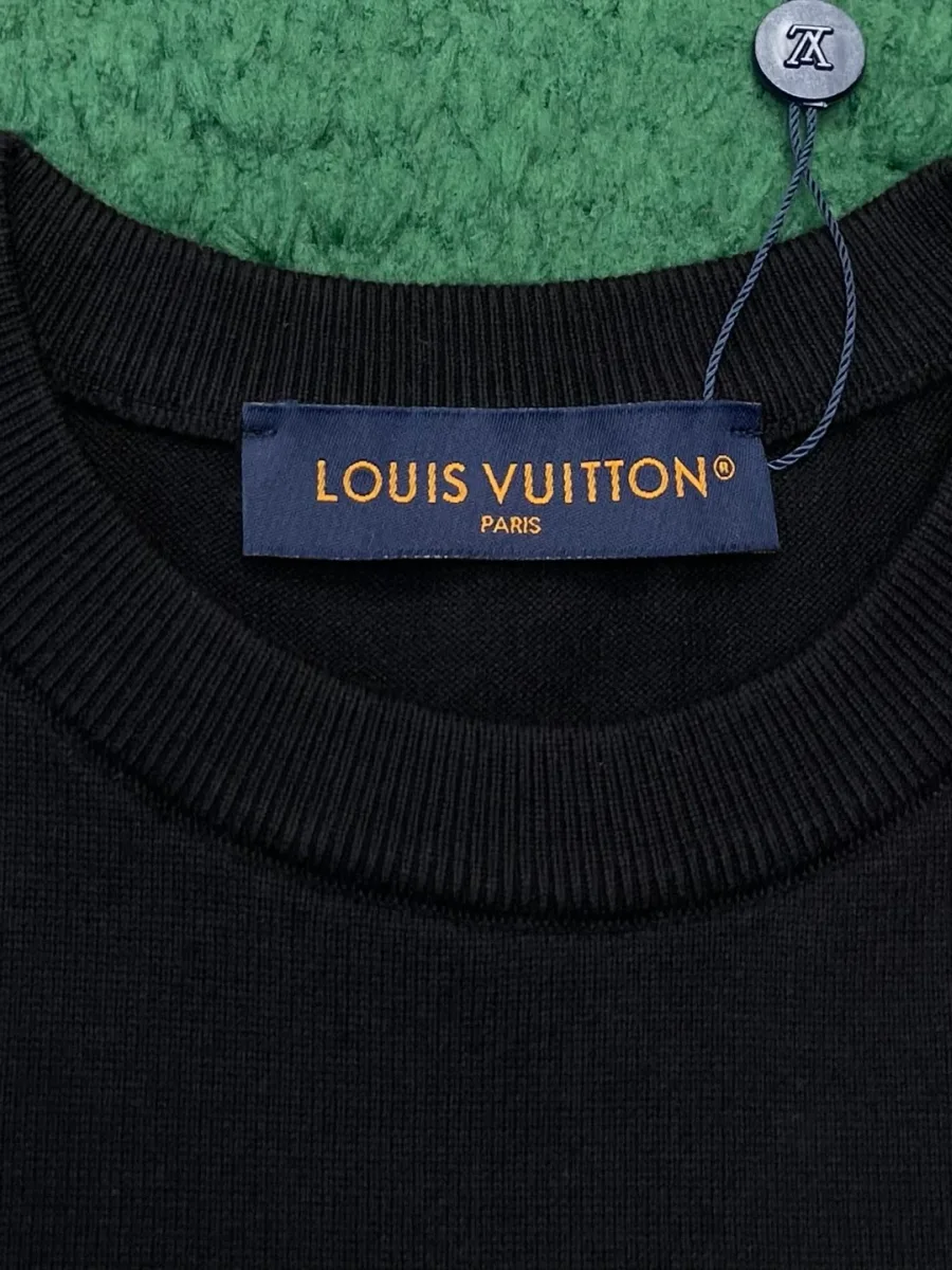 Круглый вырез горловины в рубчик с фирменной биркой Louis Vuitton