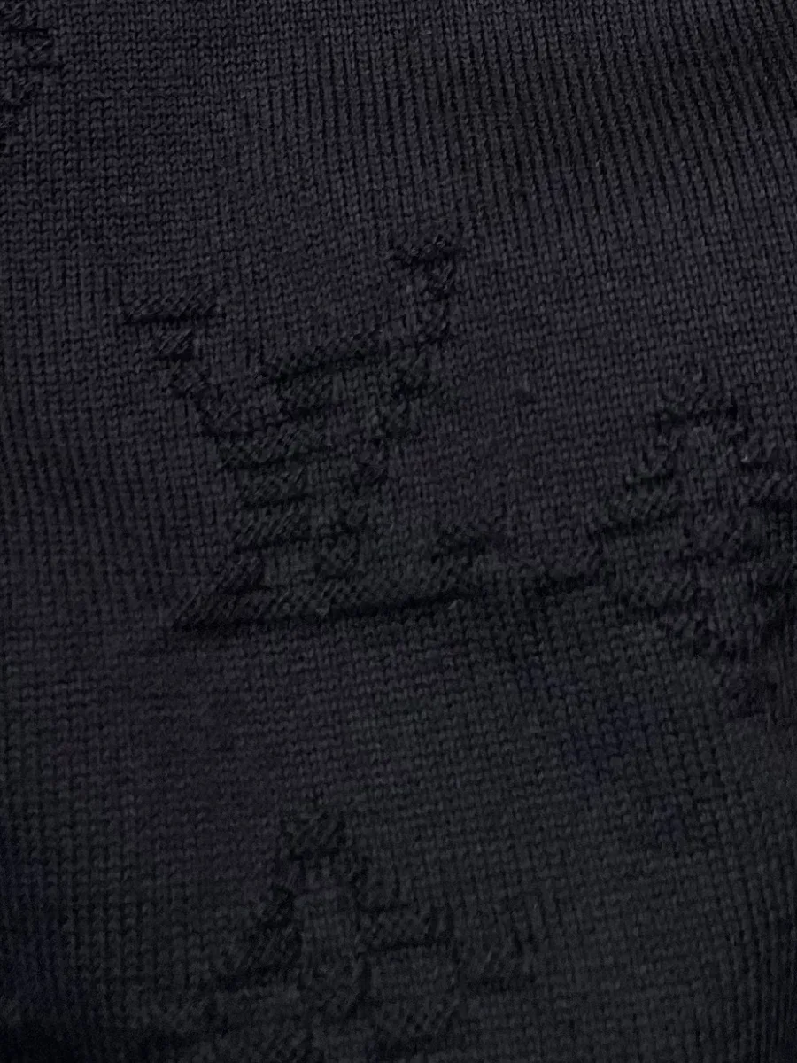 Фрагмент вязаного полотна с жаккардовым узором Monogram крупным планом