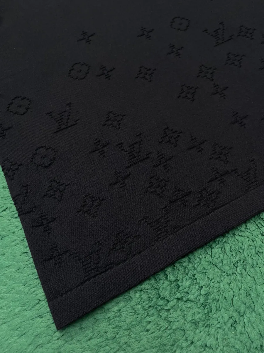 Нижний край чёрной футболки с градиентным жаккардовым узором Monogram