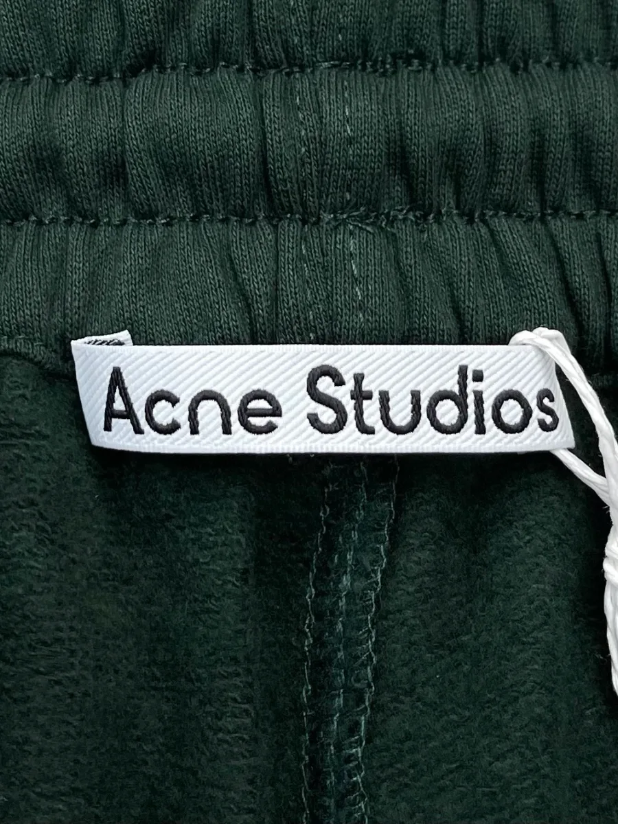 Фирменная бирка Acne Studios на внутренней стороне пояса брюк
