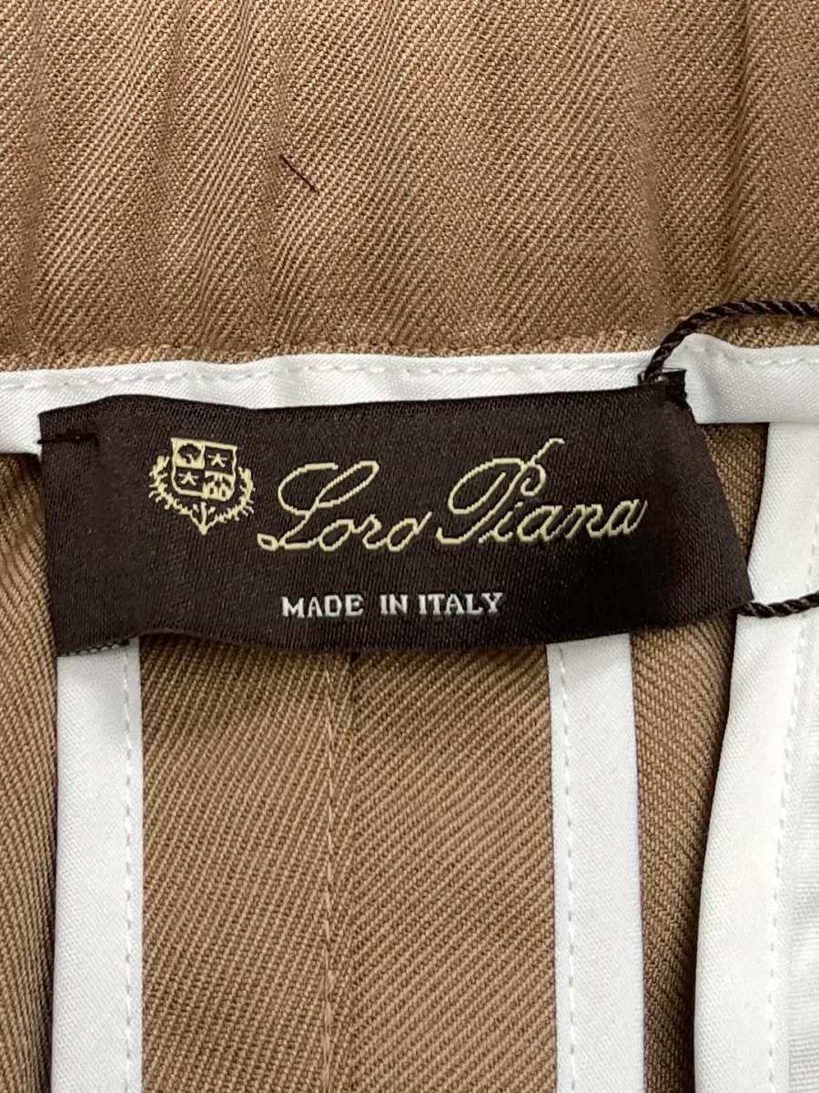 Фирменная текстильная бирка Loro Piana на внутренней стороне пояса