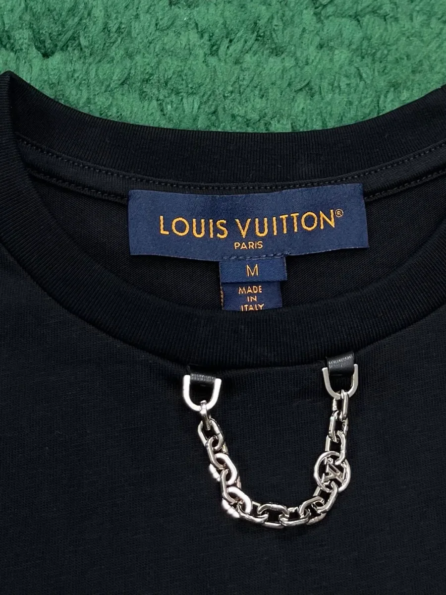 Внутренняя сторона горловины с синей тканой биркой Louis Vuitton и цепочкой