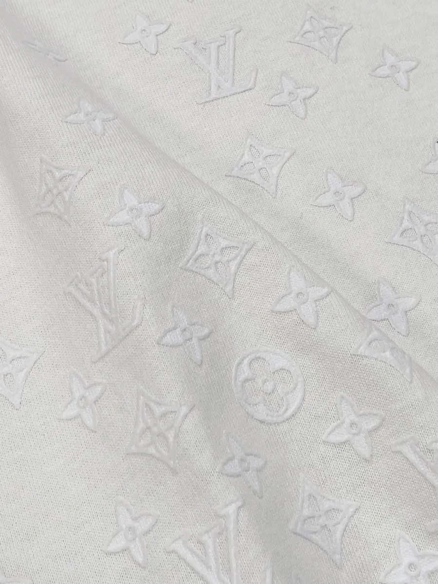 Крупный план тонального градиентного флокированного узора Monogram