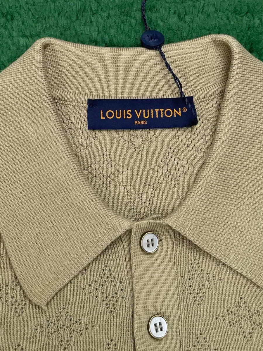 Бирка Louis Vuitton на внутренней стороне горловины трикотажного поло