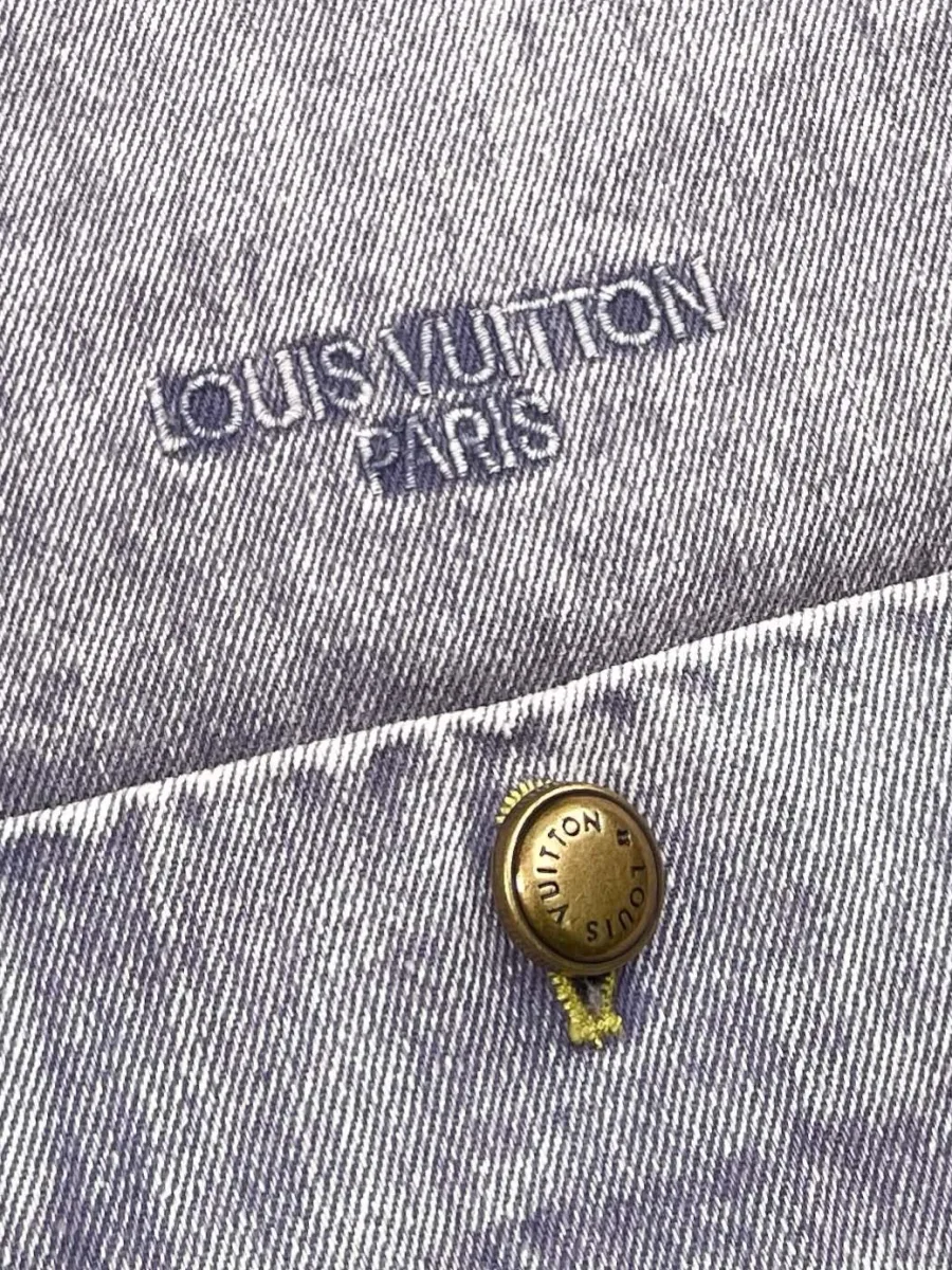Вышитая надпись Louis Vuitton Paris и пуговица нагрудного кармана