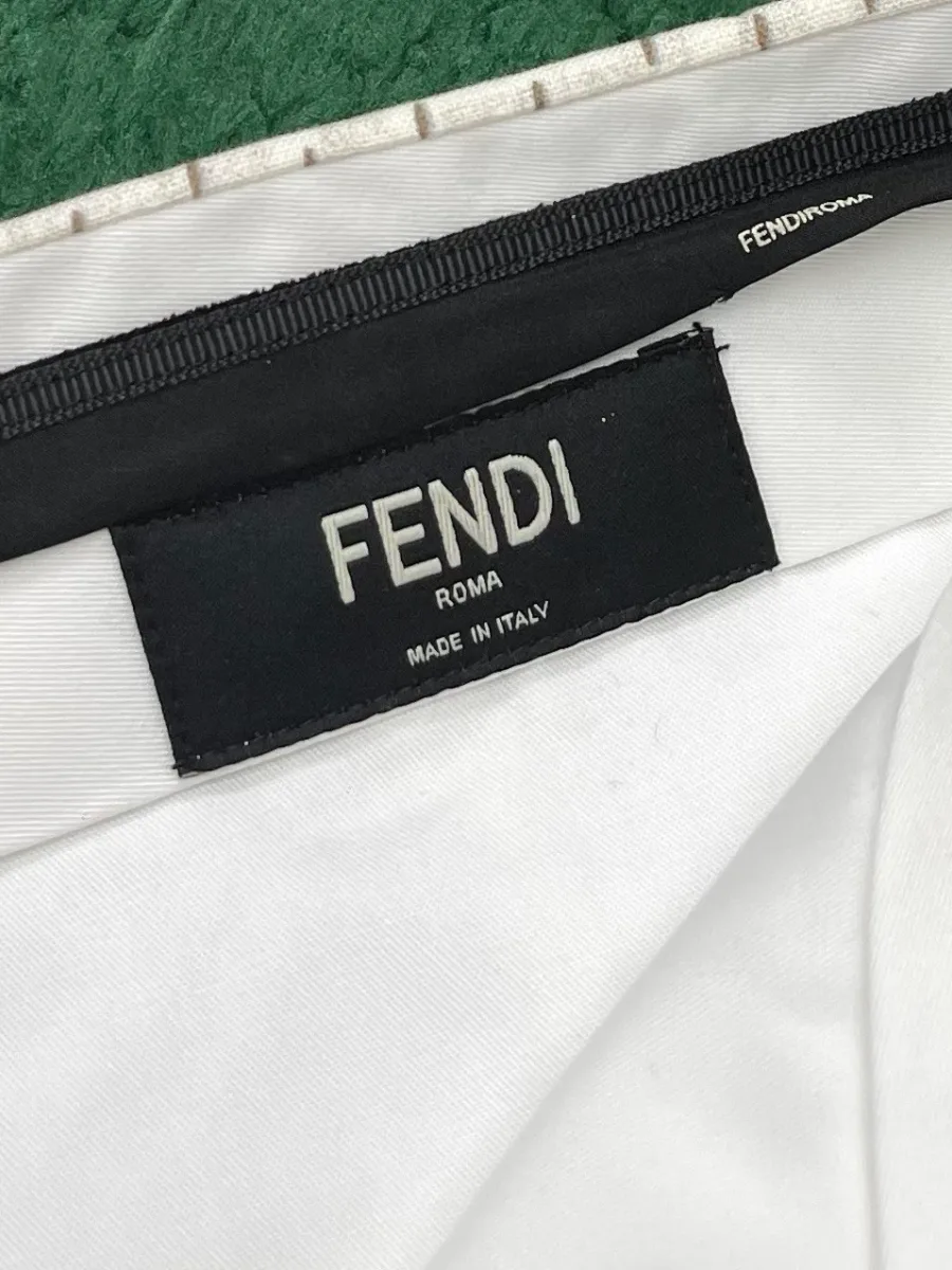 Внутренняя сторона пояса шорт с фирменной текстильной биркой Fendi Roma