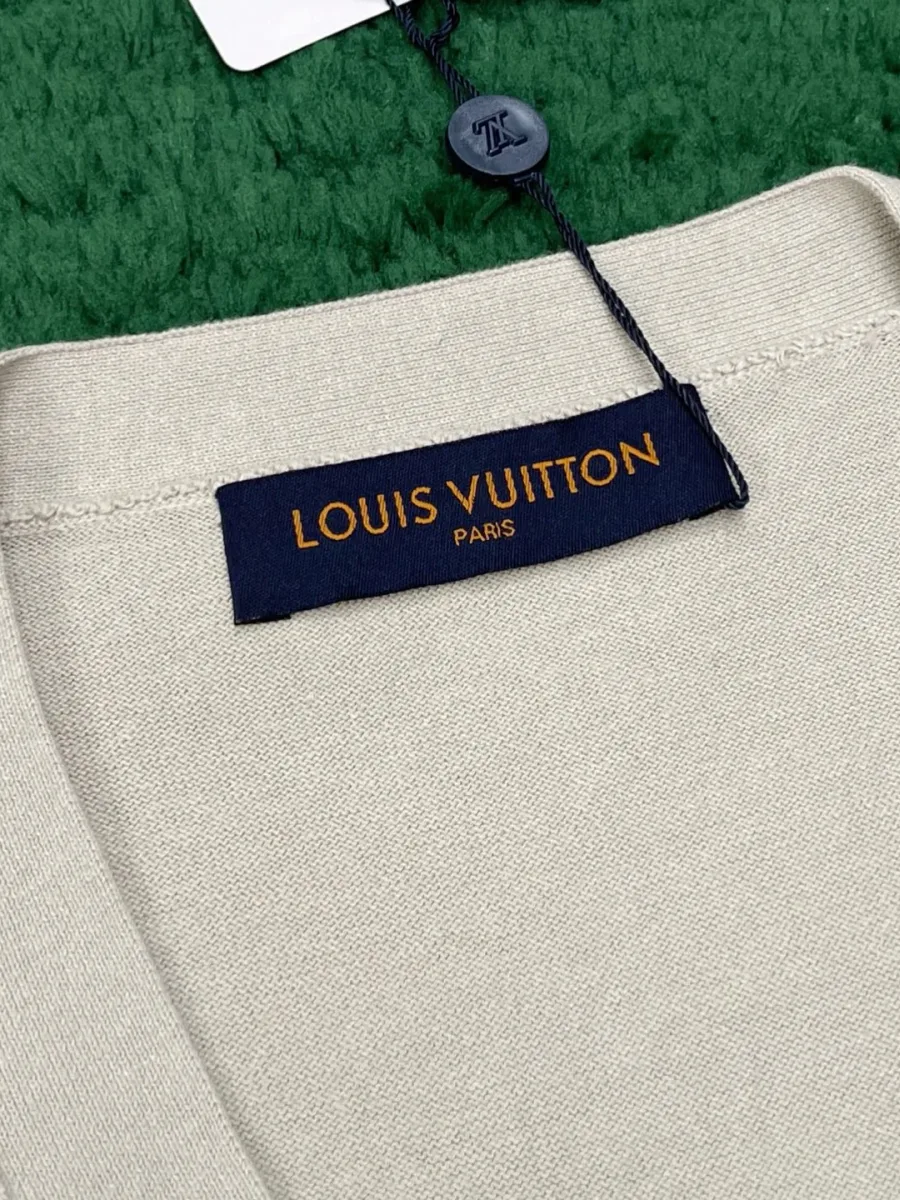 Внутренняя бирка с логотипом Louis Vuitton на горловине кардигана
