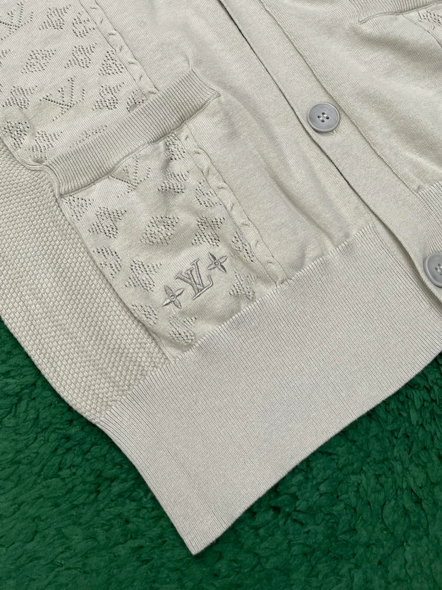 Накладной карман с ажурным узором Monogram и нижний край кардигана