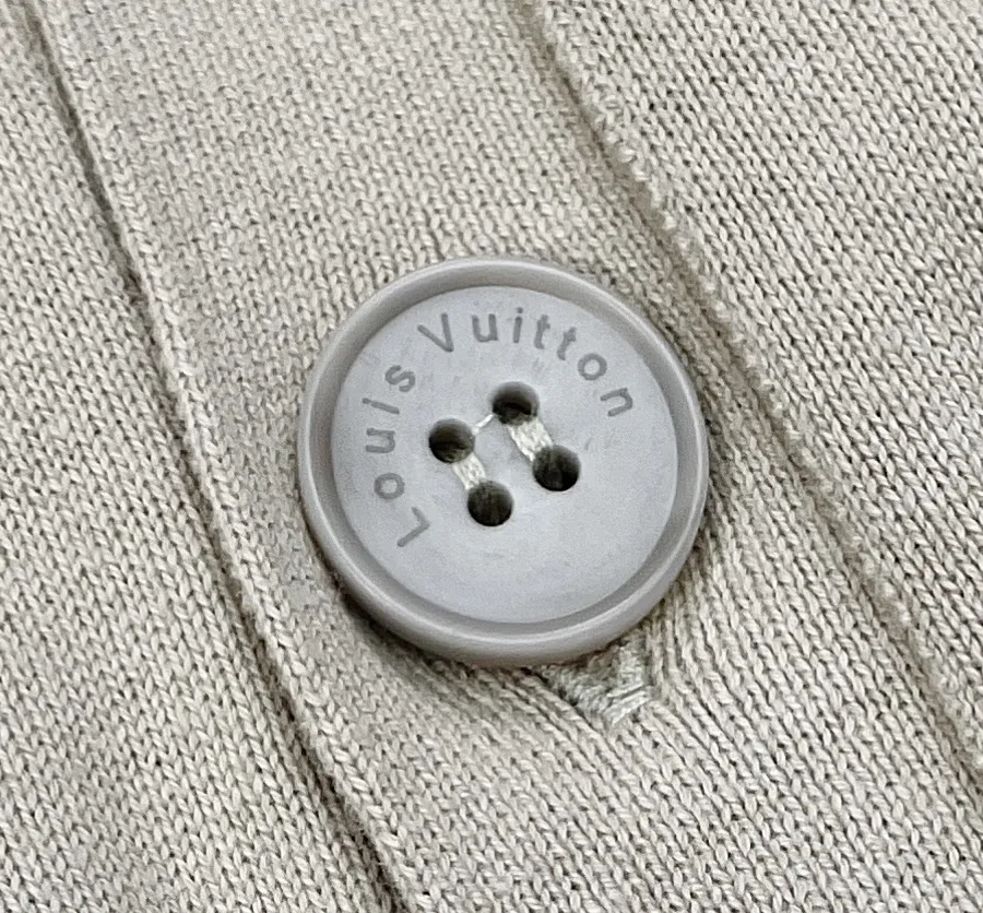 Крупный план пуговицы с гравировкой Louis Vuitton