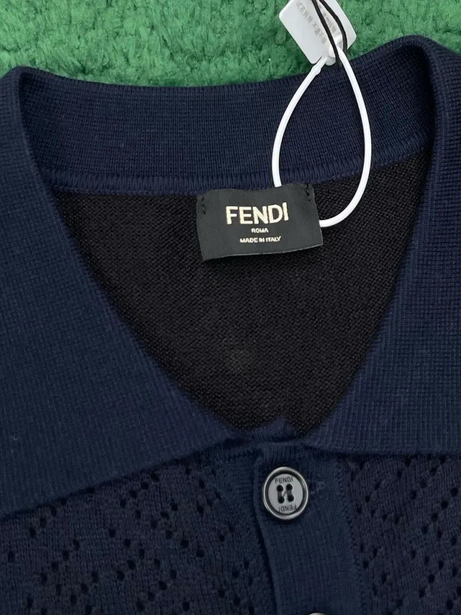 Отложной воротник поло с тканевой биркой Fendi крупным планом