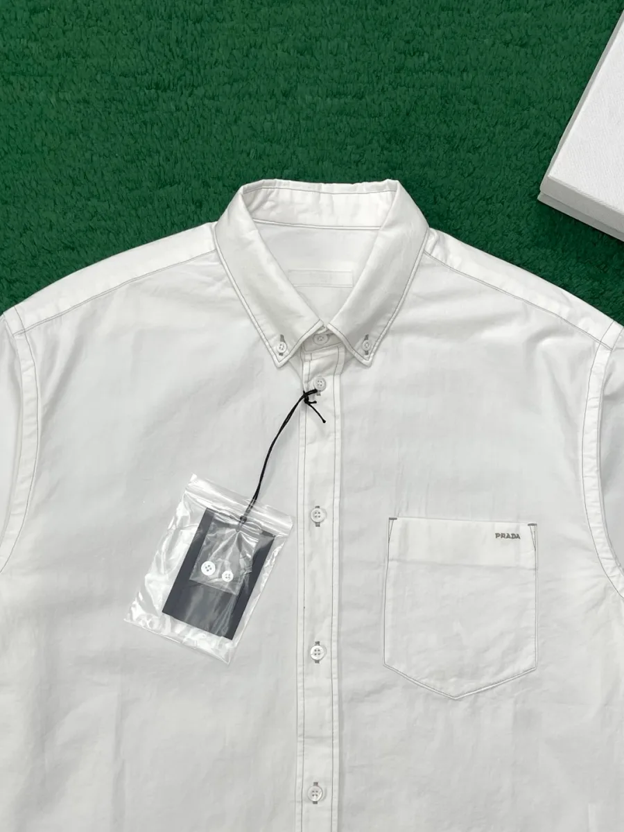 Верхняя часть белой рубашки с воротником button-down и нагрудным карманом