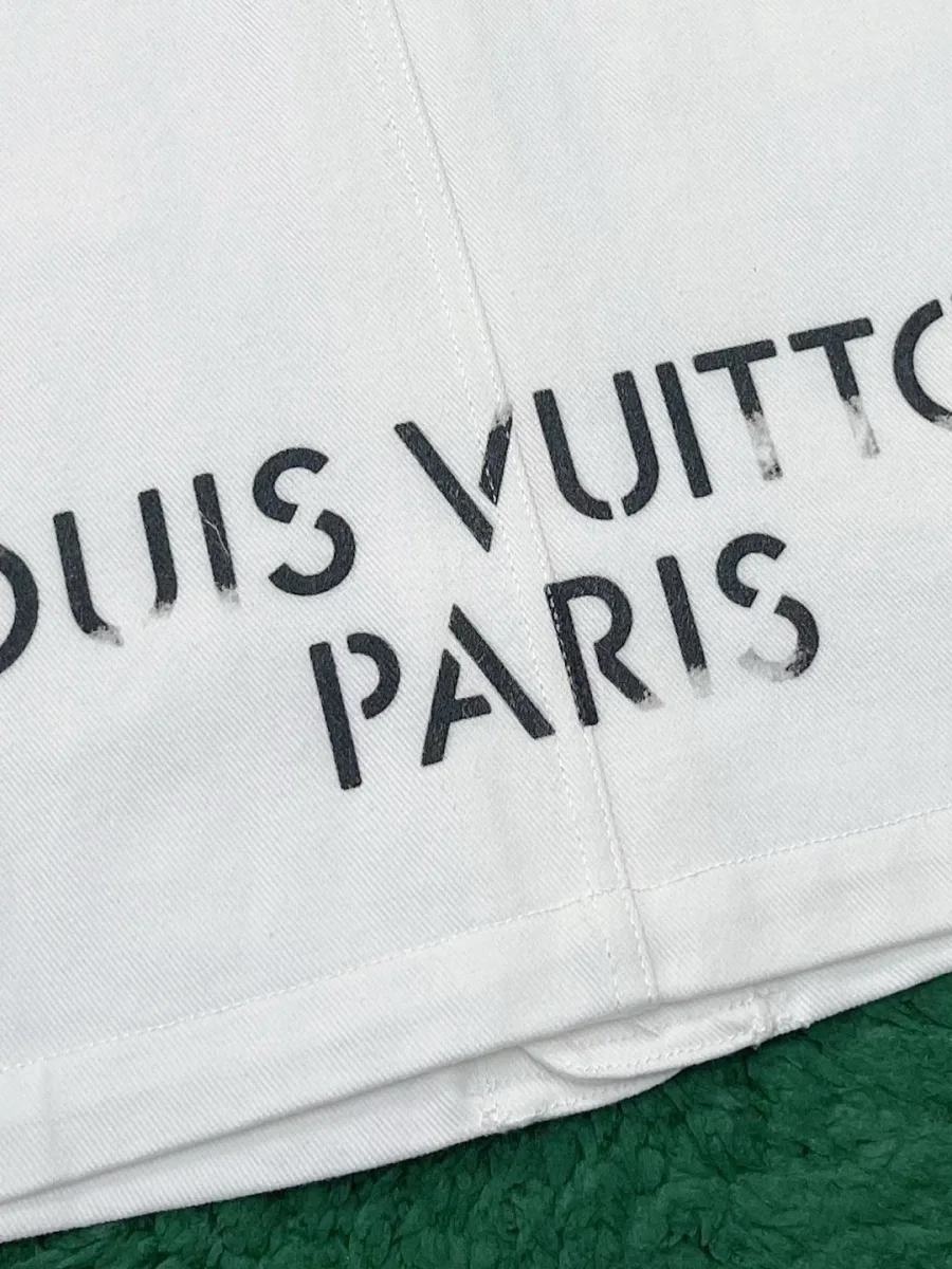 Крупный план трафаретной надписи Louis Vuitton Paris на спинке куртки