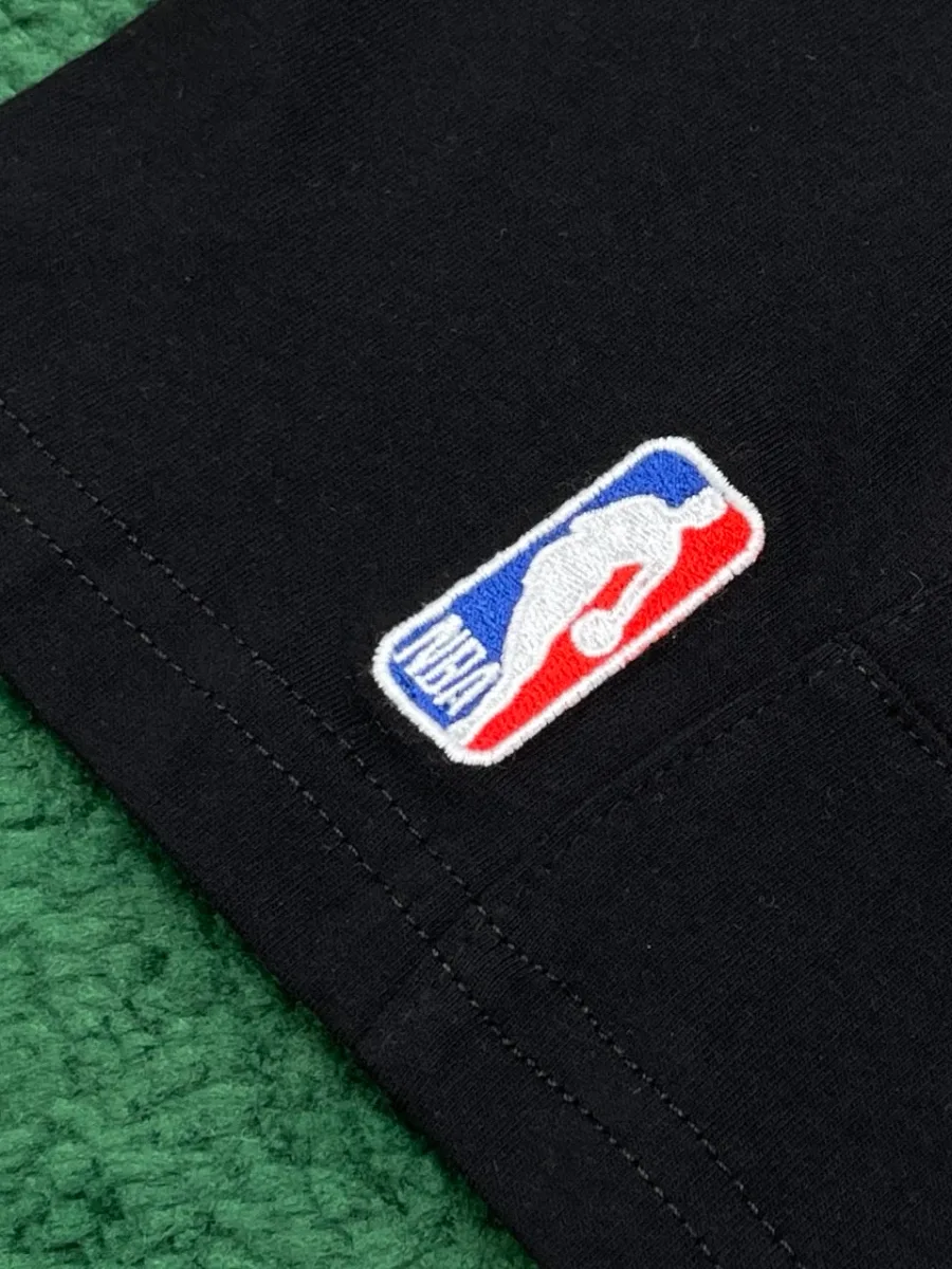 Фирменная нашивка с эмблемой NBA на рукаве футболки крупным планом
