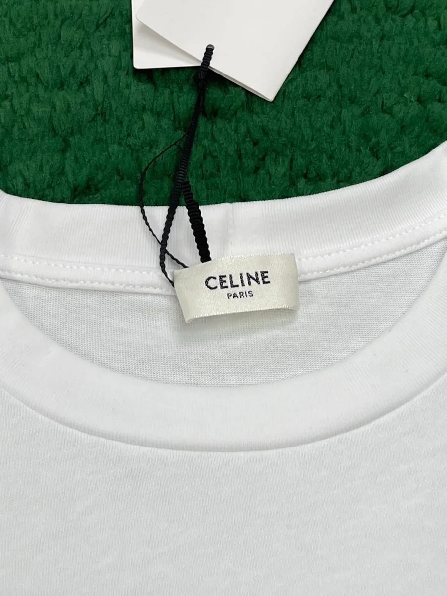 Круглый эластичный вырез горловины и жаккардовая бирка с надписью Celine Paris