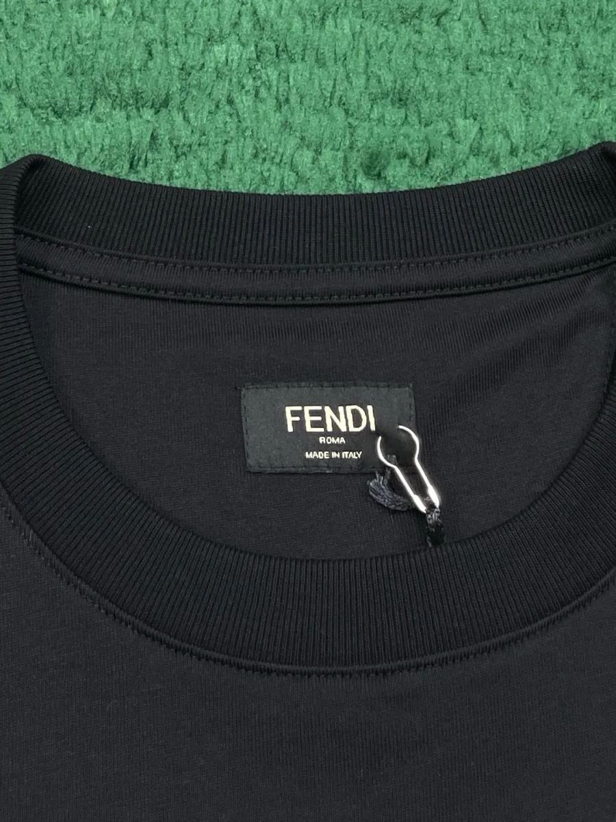 Круглый эластичный воротник чёрной футболки с фирменной биркой Fendi