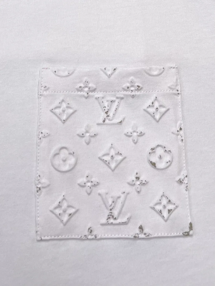 Накладной карман с узором Monogram на белой футболке, детальный план