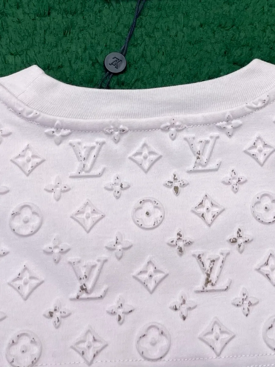 Плечевая кокетка с узором Monogram на спинке белой футболки, макросъемка