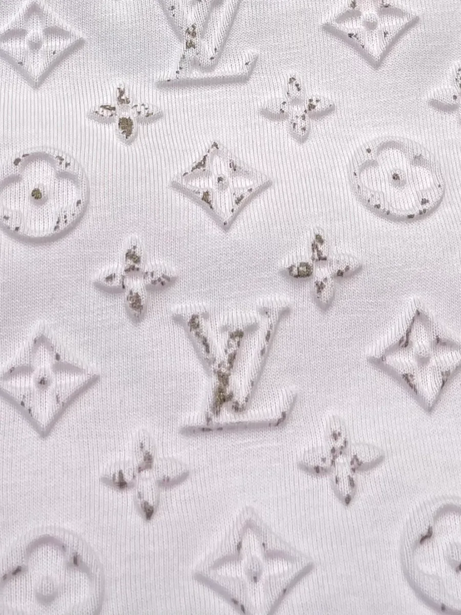 Фактурный монограммный принт на ткани футболки Louis Vuitton, крупный план