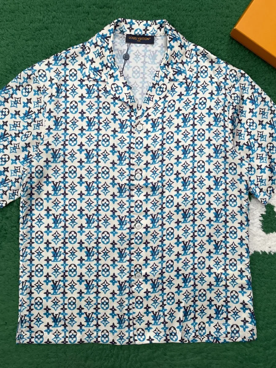 Мужская рубашка с коротким рукавом и синим узором Monogram, вид спереди