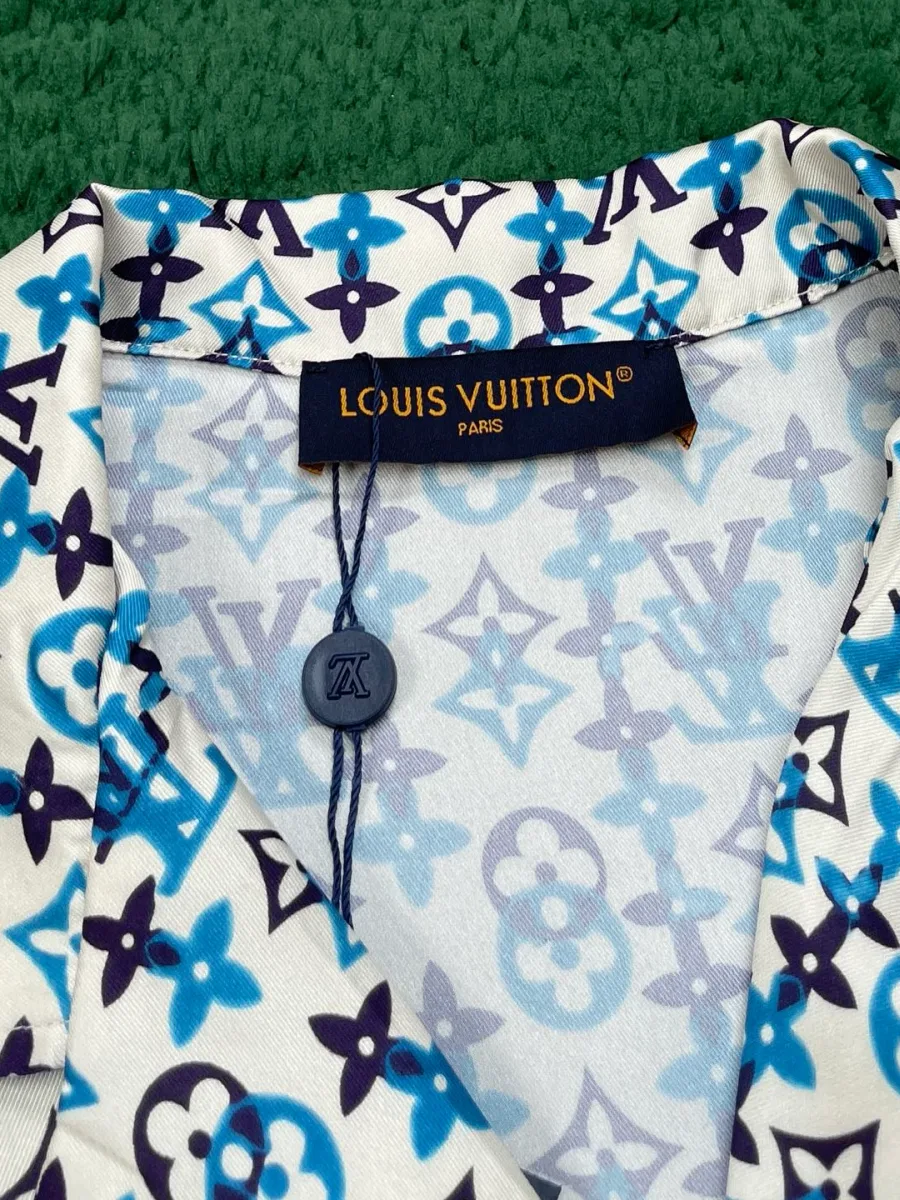 Кубинский воротник рубашки с фирменной биркой Louis Vuitton