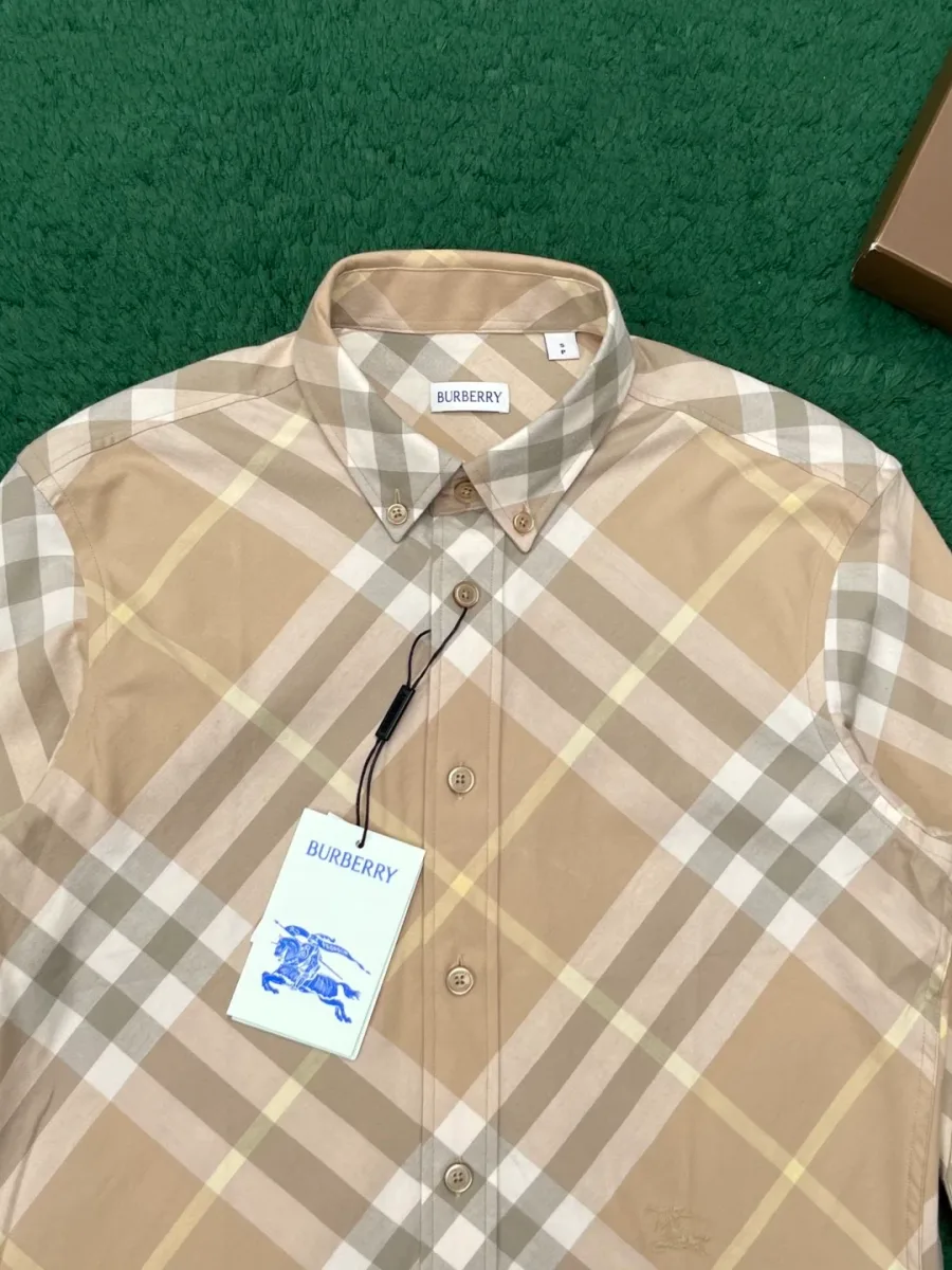 Воротник button-down и пуговичная планка рубашки крупным планом