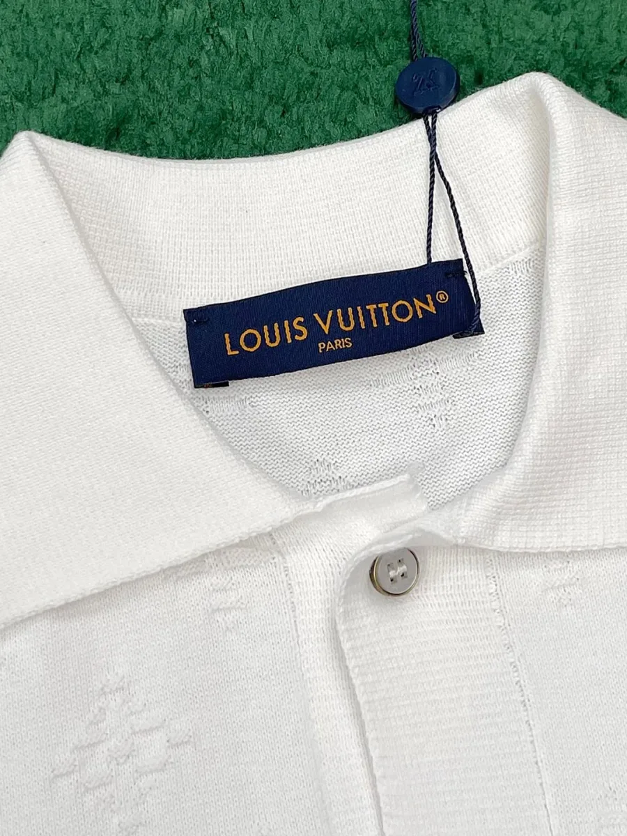 Отложной воротник и бирка с логотипом Louis Vuitton крупным планом