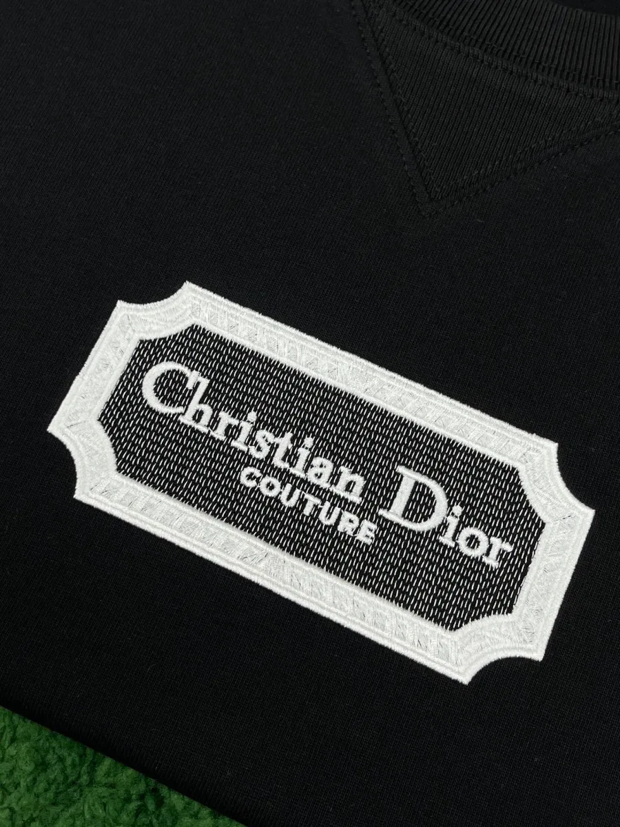 Фигурная нашивка с фактурной вышивкой Christian Dior Couture крупным планом
