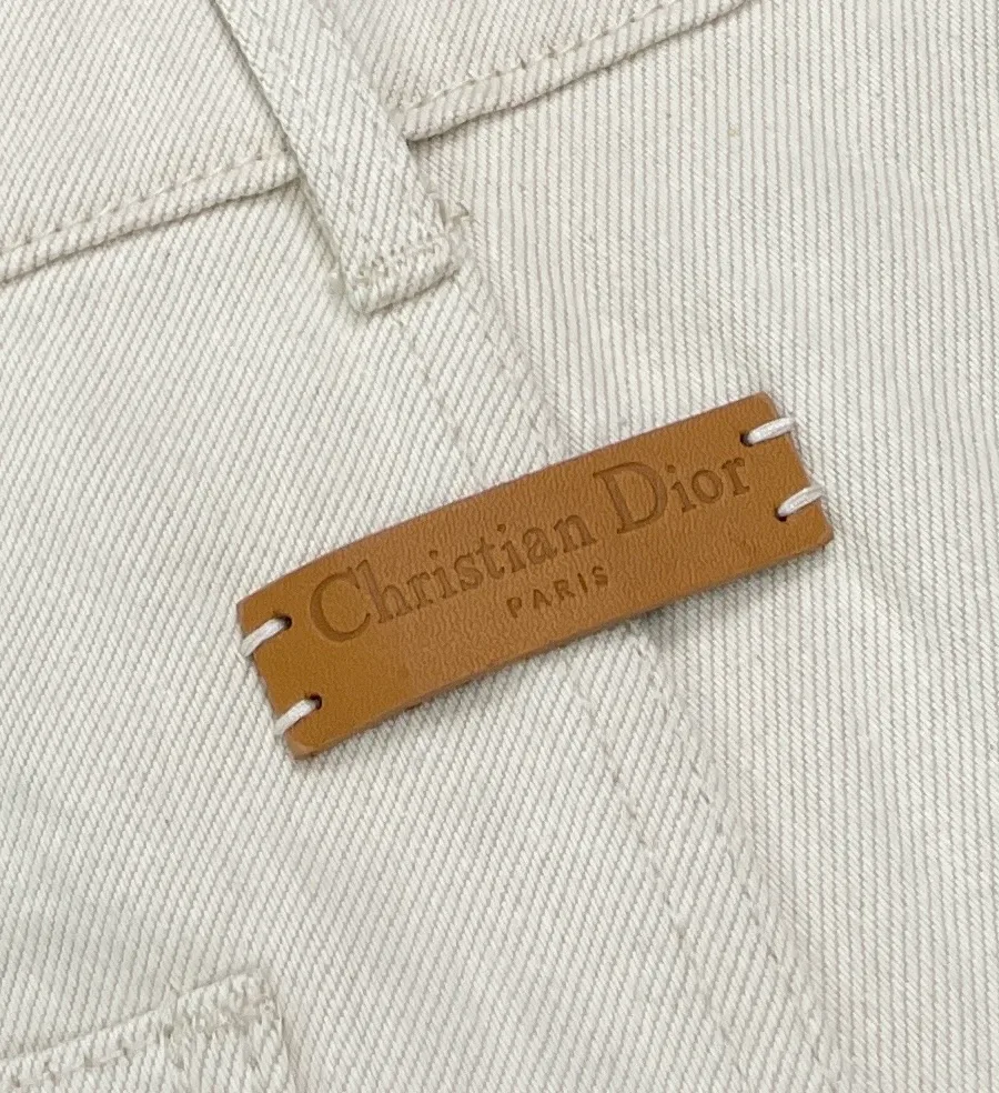 Кожаный патч с тиснением Christian Dior на задней части пояса