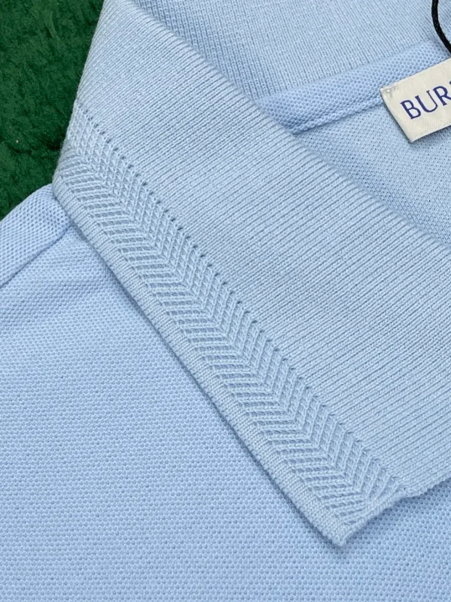 Отложной воротник голубого поло Burberry с фактурным кантом
