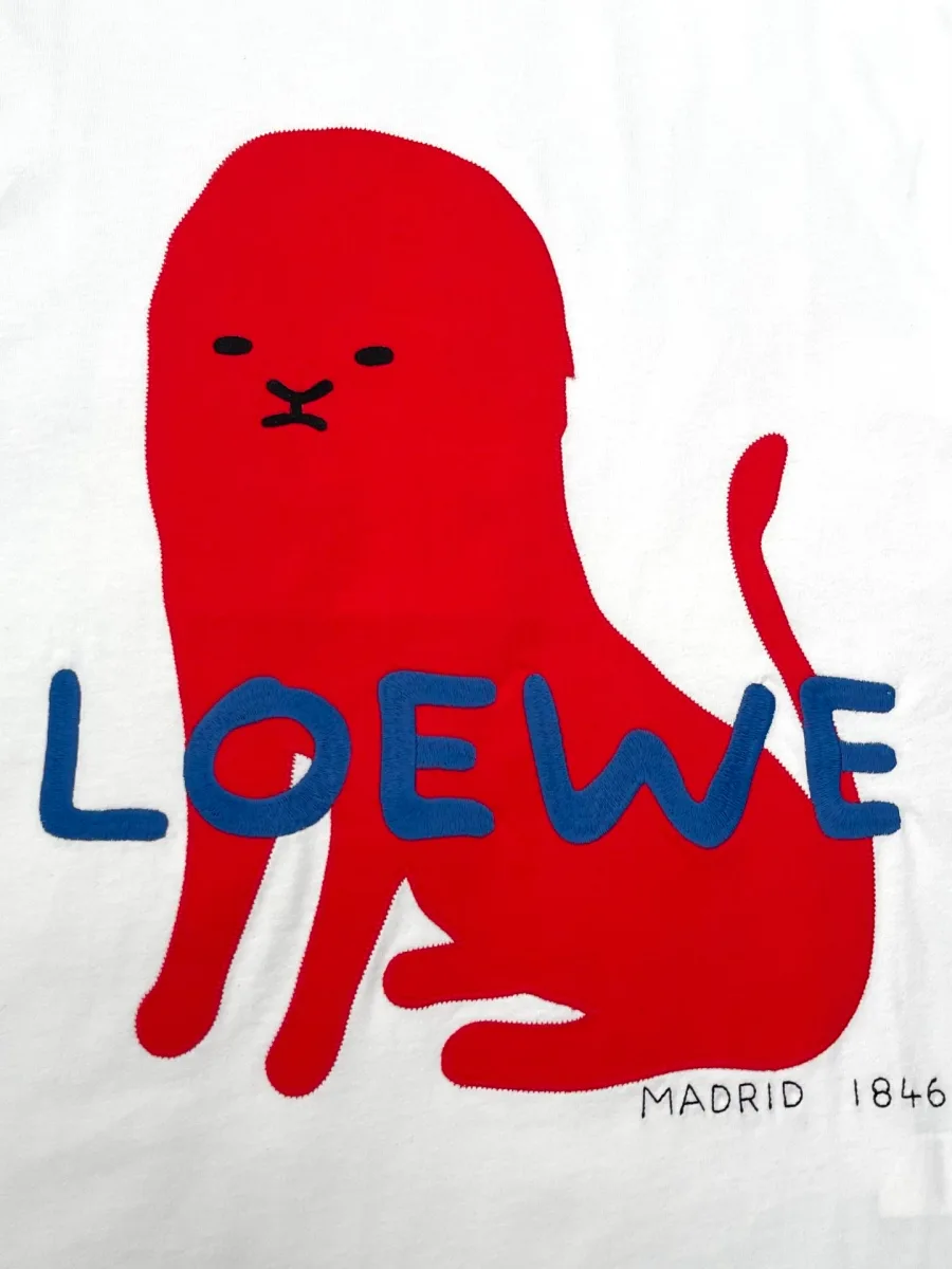 Крупный план принта с красным стилизованным львом и синей надписью LOEWE