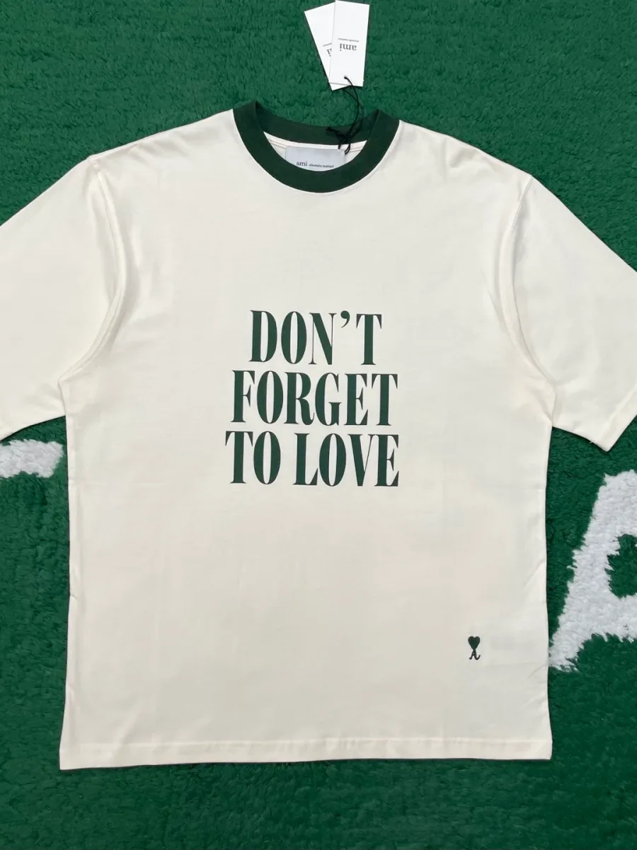 Белая футболка с тёмно-зелёным круглым воротом и принтом Don't Forget To Love, вид спереди