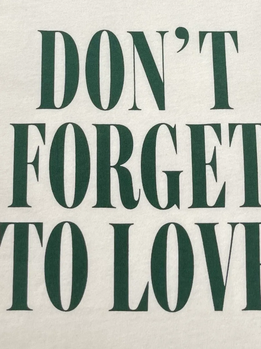 Тёмно-зелёный принт Don't Forget To Love на хлопковом трикотаже крупным планом