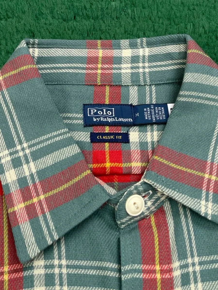 Отложной воротник и бирка Polo Ralph Lauren крупным планом