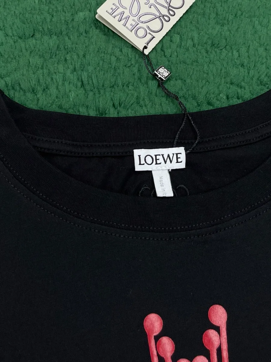 Круглый эластичный ворот чёрной футболки с фирменной биркой Loewe